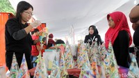 Makanan dan minuman unik masa kini pun terlihat dipenuhi pengunjung yang ingin mencobanya.