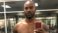 Tyson Beckford adalah pria yang sedang kita bicarakan. Yuk olahraga, selain menyehatkan badan siapa tahu kamu juga ikut ditawarin jadi model video klip hehe. (Foto: Instagram)