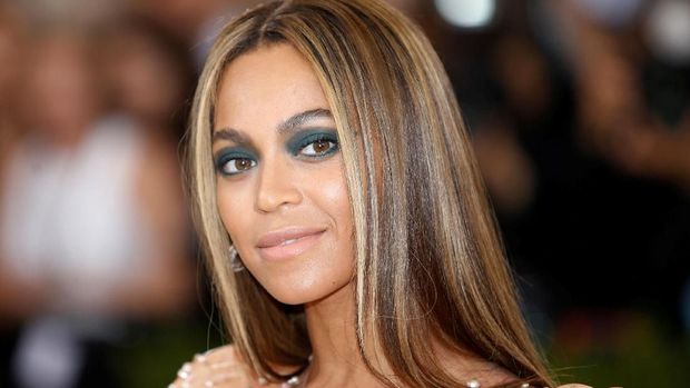 FILE PHOTO:  Singer-Songwriter Beyonce Knowles arrives at the Metropolitan Museum of Art Costume Institute Gala (Met Gala) to celebrate the opening of 