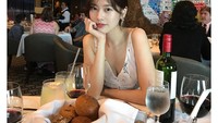 Dengan mengenakan dress, So-min tampak cantik dan elegan. Di hadapannya pun sudah tersedia roti dan beberapa gelas minuman. Foto: Instagram @somin_jj