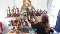 Tak hanya makanan dan minuman, EXPO UKM IKM ini pun dipenuhi oleh para pelaku UKM di bidang seni buatan tangan seperti boneka hias ini.