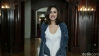 Aura kecantikannya makin keluar dengan riasan tipis yang dikenakannya. Foto: Ismail/detikHOT