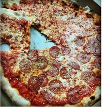 Seperti Ini Tampilan 6 Selebriti Hollywood Saat Makan Pizza