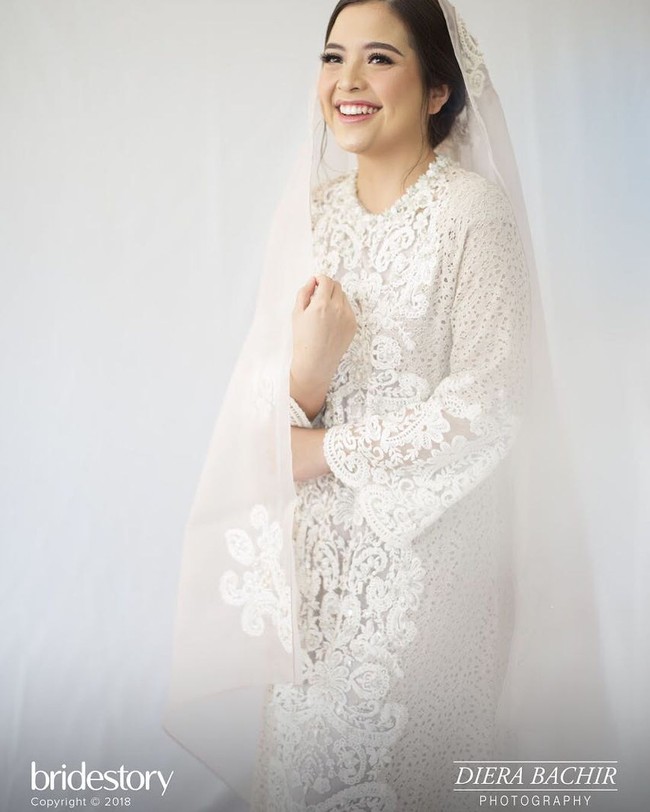 Dua hari menjelang pernikahannya dengan Randi Bachtiar, Tasya Kamila menggelar pengajian di kediamannya, Jumat (3/8/2018). Cantik berbalut gaun putih, ini penampilan Tasya. Foto: Instagram/@tasyakamila