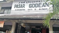 Kepala UPT Pelayanan Pasar Wilayah I Robertus Esthi Raharja menjelaskan para pedagang nantinya akan dipindahkan ke tempat transit sementara yang tersebar di tiga lokasi. Ketiganya yakni di tanah Sidokarto, Kuliner Belut, dan Pasar Hobbies. Ayu Rifka Sitoresmi/detikcom