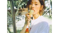 Wanita yang pernah berkuliah di kampus Seni Nasional di Korea ini ternyata juga doyan makan es krim. Tapi tubuhnya kok tetap langsing ya. Foto: Instagram @somin_jj