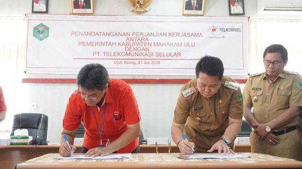 VP ICT Network Management Telkomsel Area Pamasuka Samuel Pasaribu bersama Bupati Mahakam Ulu Bonifasius Belawan Geh, SH saat penandatanganan kerjasama dii Mahulu