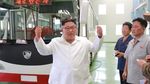 Foto: Saat Kim Jong-Un Blusukan ke Pabrik Bus di Pyongyang