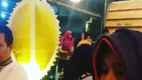 Begini serunya Neno saat mencicipi buah durian, yang baru saja dibelah dengan tangannya. Terlihat lahap, ya? Foto: Instagram @nenowarismanofficial