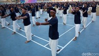 Para narapidana tampak lihai mengikuti senam poco-poco.