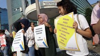 Mereka juga membentangkan sejumlah poster.