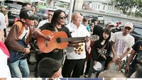 Habis makan martabak Har yang populer di Palembang, Alex malah asyik ikutan nyanyi bareng para musisi jalanan. Seru ya! Foto: instagram @alexnoerdin.id