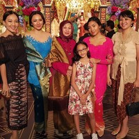 Menginjak usia 42 tahun, Tata Cahyani terlihat awet muda dengan riasan wajah natural bernuansa pink. Foto: Instagram/@tatacahyani