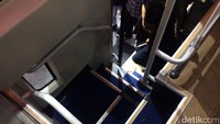 Desain pada interior trap tangga menggunakan bahan komposit cetak, yang diklaim pertama di Indonesia.