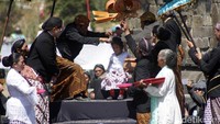 Proses ruwatan cukur rambut gimbal dilakukan secara bergantian.