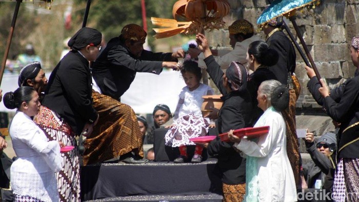 Sebanyak 12 anak bajang atau anak berambut gimbal mengikuti ruwatan cukur rambut di komplek Candi Arjuna, Dieng. Yuk lihat lebih dekat ritual ruwatah tersebut.