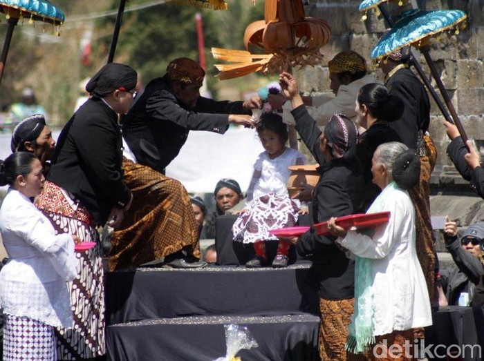 Sebanyak 12 anak bajang atau anak berambut gimbal mengikuti ruwatan cukur rambut di komplek Candi Arjuna, Dieng. Yuk lihat lebih dekat ritual ruwatah tersebut.