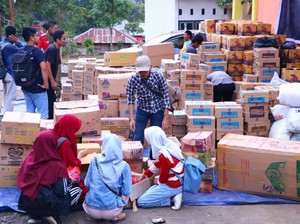 Fahri Hamzah Kirim Dua Truk Susu untuk Korban Gempa NTB