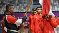 Para atlet mencium bendera merah putih.