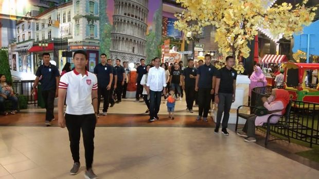 Libur Akhir Pekan, Jokowi Ajak Cucu Main ke Transmart Bogor