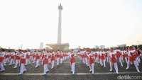 Senam poco-poco yang diikuti sekitar 65 ribu orang ini digelar di sejumlah titik di Jakarta, salah satunya di Monas.