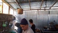 Awalnya, Jack bekerja di warung orang lain hingga akhirnya mampu membuka angkringan sendiri. Baru setahun ini, Jack membuka warung soto bening dan mampu memperkerjakan dua orang karyawan.