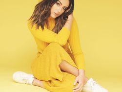 Potret Chloe Bennet, Pacar YouTuber Rusuh Logan Paul