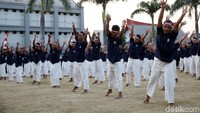 Para napi kompak mengikuti gerakan senam poco-poco.