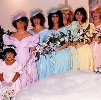 Gaun para bridesmaid yang warna-warni, seperti pelangi. Foto: Dok. Bored Panda