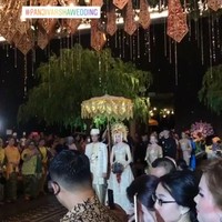 Resepsi pernikahan Panji Trihatmodjo dan Varsha Strauss digelar di Raffles Hotel, Jakarta Selatan. Pesta berlangsung mewah dengan dekorasi bunga memenuhi ruangan. Foto: Instagram Story/@mhswsudiro