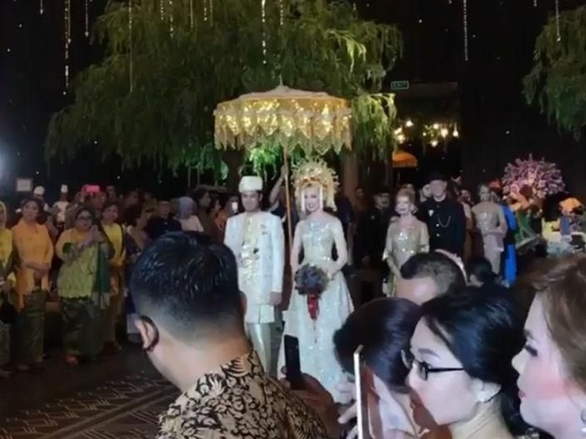 Resepsi pernikahan Panji Trihatmodjo dan Varsha Strauss digelar di Raffles Hotel, Jakarta Selatan. Pesta berlangsung mewah dengan dekorasi bunga memenuhi ruangan. Foto: Instagram Story/@mhswsudiro
