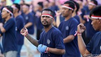 Para napi mengikuti senam dengan mengenakan ikat kepala merah putih.