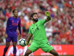 Alisson bahkan berperan dalam gol pertama Liverpool yang dicetak James Milner di menit keempat. Umpan panjangnya jatuh ke kaki Mohamed Salah yang kemudian mengoper ke Sadio Mane. Mane lantas mencatat assist untuk gol Milner. Foto: Charles McQuillan/Getty Images