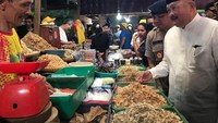 Lewat instagram pribadinya @alexnoerdin.id, pria murah senyum ini sering memposting foto kegiatannya. Termasuk saat berkunjung ke pasar tradisional di Palembang dan memantau harga ikan asin. Foto: instagram @alexnoerdin.id