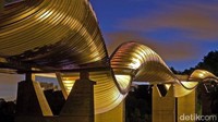 Jembatan Henderson Waves di Singapura ini dirancang agar terlihat seperti ombak. Jembatan ini menghubungkan 2 taman Singapura, Mount Faber Park dan Telok Blangah Hill Park. Istimewa/List25.