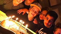  Ia pun punya geng yang isinya remaja pria semua. “Birthday dinner with friends,” tulis Cruz di keterangan foto yang hendak meniup lilin di atas cake gitar. Foto: Instagram cruzbeckham