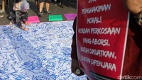 Pengunjung car free day menandatangani petisi.