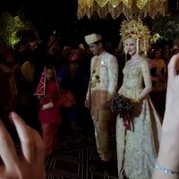 Varsha Strauss terlihat cantik mengenakan suntiang, hiasan kepala khas pengantin Minang. Wajah bulenya dipoles makeup glamor dengan pulasan lipstik merah. Foto: Instagram Story/@mhswsudiro