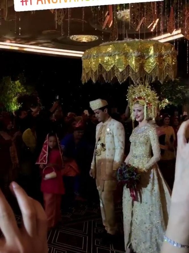 Varsha Strauss terlihat cantik mengenakan suntiang, hiasan kepala khas pengantin Minang. Wajah bulenya dipoles makeup glamor dengan pulasan lipstik merah. Foto: Instagram Story/@mhswsudiro