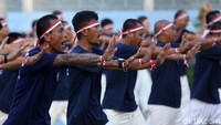 Para narapidana memeragakan gerakan poco-poco.