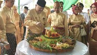 Sebuah nasi tumpeng berukuran besar tengah dipotong Alex. Lauk pada tumpeng ini terlihat sangat banyak dan bikin ngiler.  Foto: instagram @alexnoerdin.id