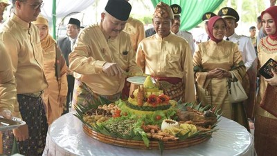 Serunya Momen Alex Noerdin Saat Belanja Cabai hingga Jadi Barista Dadakan