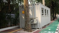 Sebuah kontainer tampak menutupi jalur khusus penyandang disabilitas.