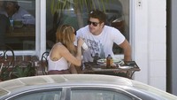  Masih bernostalgia dengan momen makannya bersama Miley Cyrus. Ini merupakan kencan diam diam mereka di tahun 2011. Mereka terlihat berbincang sambil makan siang di kursi bagian luar restoran. Foto: Ginsburg  