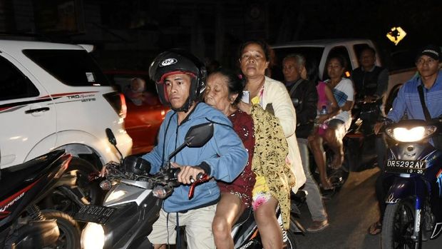 Kepanikan warga di Mataram saat gempa / 