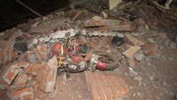 Sejumlah motor ringsek tertimpa reruntuhan tembok di salah satu pusat perbelanjaan di Denpasar, Bali, Minggu (5/8). Antara Foto/Nyoman Budhiana.