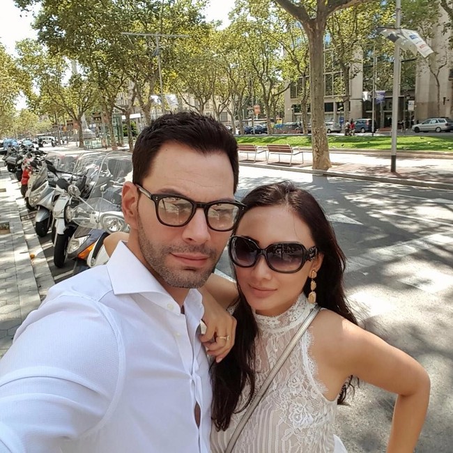 Saat ini Tata Cahyani memadu kasih dengan seorang aktor asal Amerika Serikat, Bobby Tonelli. Foto: Instagram/@tatacahyani