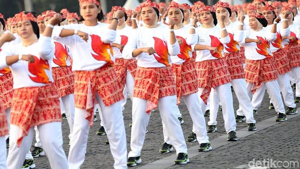 Kompaknya Peserta Senam Poco-poco Demi Pecahkan Rekor Dunia