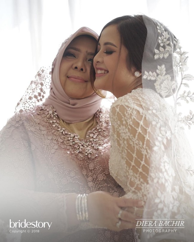 Kemesraan Tasya Kamila dengan sang ibu tersayang. Happy wedding, Tasya dan Randi! Foto: Instagram/@thebridestory