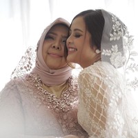 Kemesraan Tasya Kamila dengan sang ibu tersayang. Happy wedding, Tasya dan Randi! Foto: Instagram/@thebridestory
